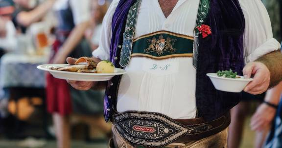 Food & drinks in the Schützenlisl® folk singers' tent at the Oidn Wiesn